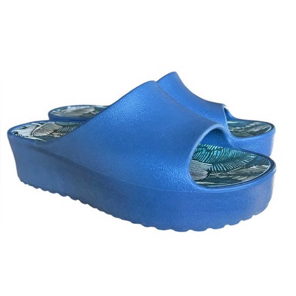 BareTraps Botanical Leaf Pattern Wedge Slide-on Sandals in navy. Excellent 9 - Picture 1 of 10